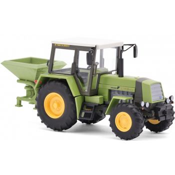 Traktor Fortschritt ZT 323 A mit Düngemittelstreuer, hellgrün, Baujahr 1984