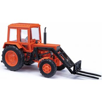 Belarus MTS-82 Traktor mit Frontlader und Gabelzinken, Baujahr 1983