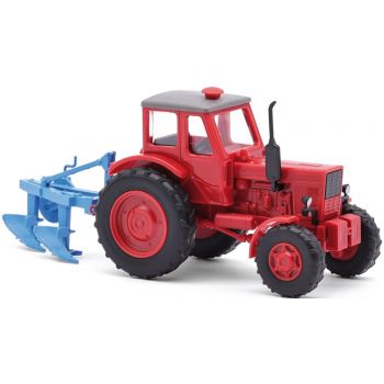 Belarus MTS-52 Traktor mit Zweischarrpflug, rot, Baujahr 1965