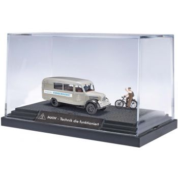 Robur Garant K 30 Kombiwagen, WAW Werke mit Hilfsmotorfahrer auf Sockel in Dekovtrine, MAW - Technik die funktioniert - Baujahr 1957