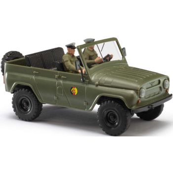 UAZ 469, offen, mit Fahrer, NVA, oliv, Baujahr 1972
