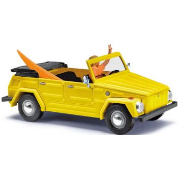 VW 181 Kurierwagen, offenes Verdeck, mit Surfbrett und Fahrer, orange, Baujahr 1970