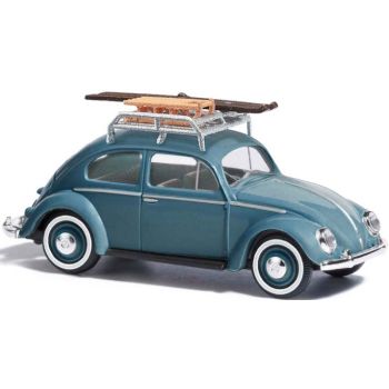 VW Käfer mit Brezelfenster mit Dachgepäckträger beladen mit Ski und Schlitten, Baujahr 1952