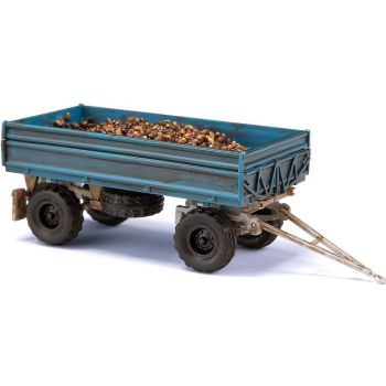 IFA HW 60 Pritschenanhänger mit Kippgestänge und Niederdruckbereifung und Rübenladung, verschmutzt, Baujahr 1985