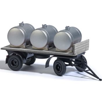 HL 80 Flachpritschenanhänger beladen mit 3 Wassertanks