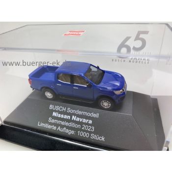 Nissan Navara, Baujahr 2015, blau, Busch Messemodell 2023, in Deko-Box