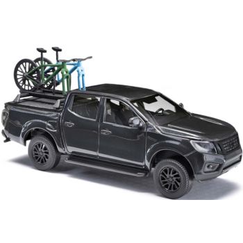 Nissan Navara beladen mit 2 Mountainbikes, Baujahr 2015