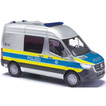 Mercedes-Benz Sprinter kurz, Polizei München, silber/blau mit leuchtgelbem Streifendesign, Baujahr 2018