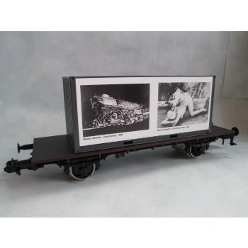 Züge Züge Die Eisenbahn in der zeitgenössischen Kunst (Containerwagen 2achsig), Erstausführung mit Aktgemälde von Helmut Newton, Smoking Nude,