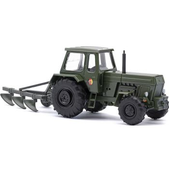 Traktor Fortschritt ZT 303 D, NVA, mit Dreischarpflug, oliv, Baujahr 1967