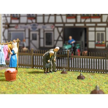 Maulwürfe in Bewegung - Maulwurfplage im HO-Garten, frech spitzen die 3 Maulwürfe abwechselnd aus ihren Maulwurfshügeln heraus, Bausatz mit