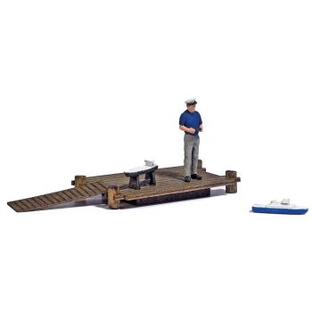 See mit Modellboot, Antrieb der durch ein ausgeklügeltes Transmissionssystem erfolgt. Bausatz mit Motor (zum Anschluss an 14 - 16 V Wechselspannung),