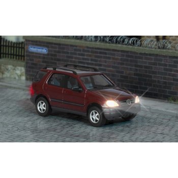 Mercedes-Benz M-Klasse mit beleuchteten Frontscheinwerfern und Rückleuchten, Elektronik