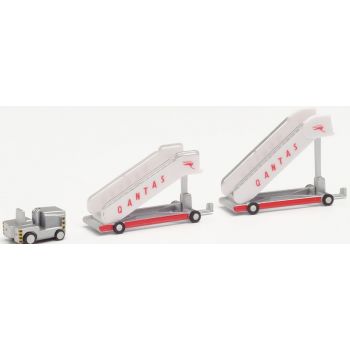 Qantas Historic Passenger Stairs (2) mit Tractor (1), passend zu Qantas DC-4 und Super Constallation