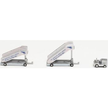 Pan American World Airways 2 Historic Passenger Stairs mit Flugfeldschlepper