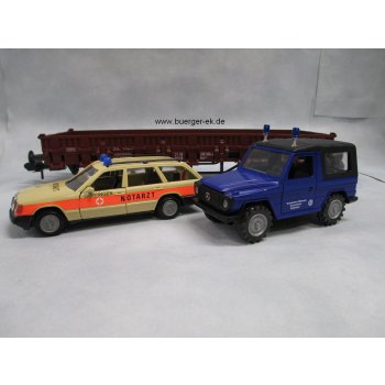 Niederbordwagen beladen mit Mercedes-Benz Geländewagen des THW und Mercedes-Benz TE Kombi Notarztwagen des DRK, Spur 1