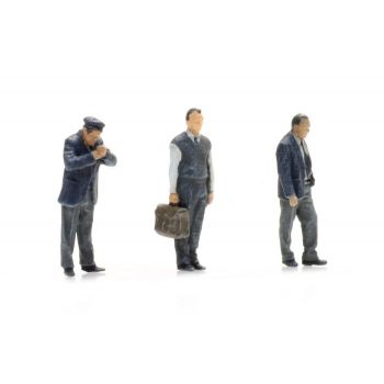 Busfahrer neben dem Bus (3x)