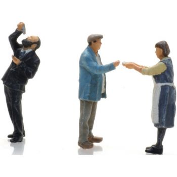 Verkäuferin und Kunden für Heringsstand