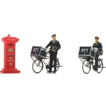 Fahrradfahrende Postboten mit Briefkasten