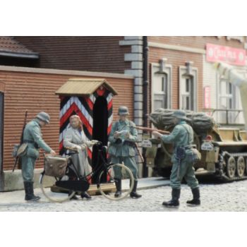 Deutsche Wehrmacht Checkpoint und Frau mit Fahrrad