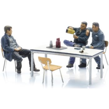 Stahlarbeiter bei der Mittagspause