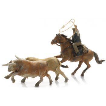 Cowboy auf Pferd fängt Longhorns mit dem Lasso