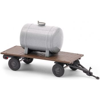 Landwirtschaftlicher Anhänger Flachpritsche beladen mit Wassertank, Baujahr 1958