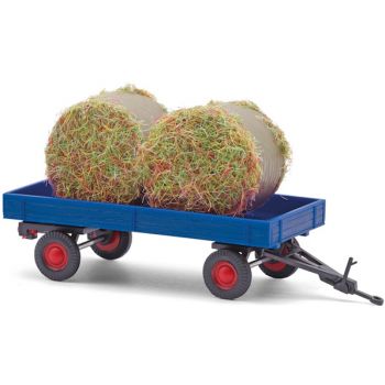 Anhänger Gummiwagen beladen mit Heuballen, blau, Baujahr 1958
