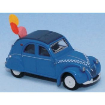 Citroen 2 CV AZLP, eisblau, mit Luftballons, Baujahr 1958