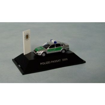 VW Passat 2000 der POLIZEI, silber/grün, in Deko-Box !