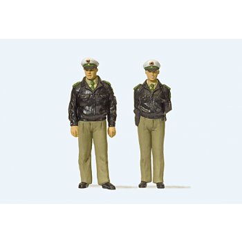 Polizisten stehend, grüne Uniform, BRD