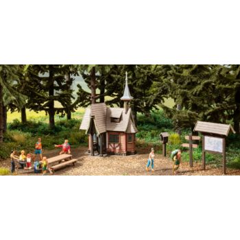 Themen-Set: Wanderausflüg zum Hexenhaus, Inhalt: Hexenhaus Bausatz, Bank, Bildstock, Wegweiser, Wanderkarte, 6 Figuren, Grasbüschel usw.