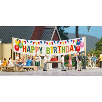 Happy Birthday: 2 Konditoren tragen eine große Geburtstagstorte, div. Zubehör