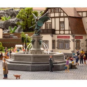 Stadtbrunnen, 10 cm breit, 10 cm tief, insgesamt 7,5 cm hoch, (Höhe Walküre 3,5 cm)