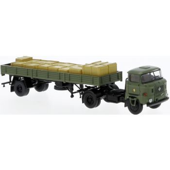 IFA W50 Pritschen-Sattelzug der NVA mit Beladung
