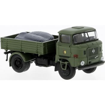 IFA W50 Pritschen-Zugmaschine beladen mit geborgenen Blindgängern, NVA, Baujahr 1965