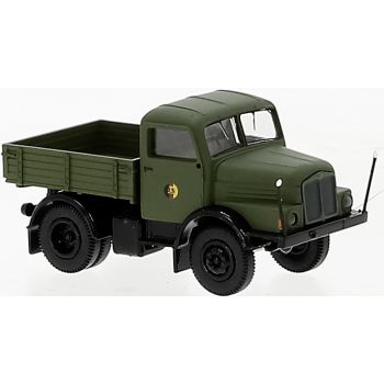 IFA S-4000-1 Zugmaschine der NVA - Nationale Volksarmee der DDR, oliv, Baujahr 1960