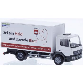 Mercedes-Benz Atego 19, Blutspende Uniklinik RWTH Aachen, Sei ein Held und spende Blut! Finde unseren nächsten Stopp auf www.wir-teilen-blut.de