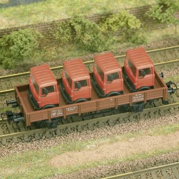 Vier LKW-Fahrerhäuser, Ladegut für Wagen HO