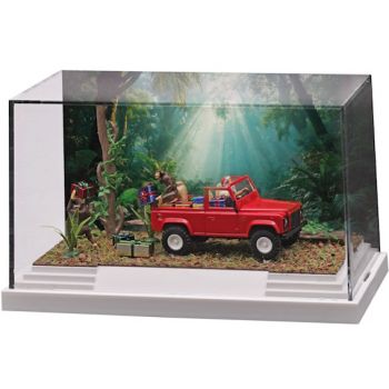 Diorama Merry Christmas XXIX, Affenstarke Bescherung, Land Rover Defender mit Affen welchen den Weihnachtsmann überfallen, in Dekovitrine