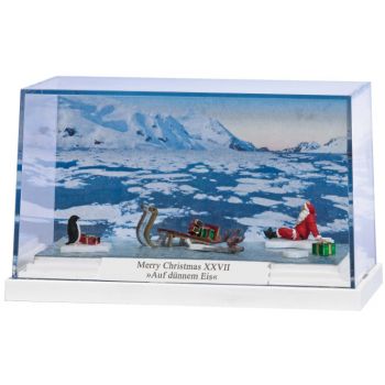 Kleindiorama Merry Christmas XXVII - Auf dünnem Eis, Weihnachtsmann bei Transport von Geschenken