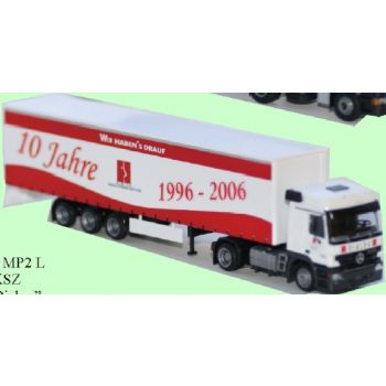 Mercedes-Benz Actros MP2 L, Mega-Gardinen-Koffersattelzug, 10 Jahre Dialog - Wir haben's Drauf