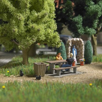 Mini-Welt: Rastplatz, Nachbildung von Sitzgruppen aus Beton mit Tischplatten und Sitzflächen aus echtem Holz, mit Abfallkörben