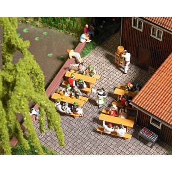 Bierzeltgarnitur und Grill, 2 Brauereigarnituren mit Stehgrill und Grillgut