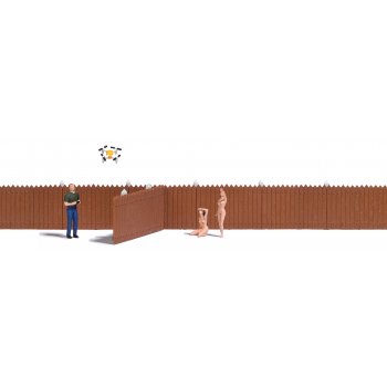 Drohne mit Zubehör, mit Drohne, Drohnenführer, zwei unbekleidete Damen und Bretterzaun