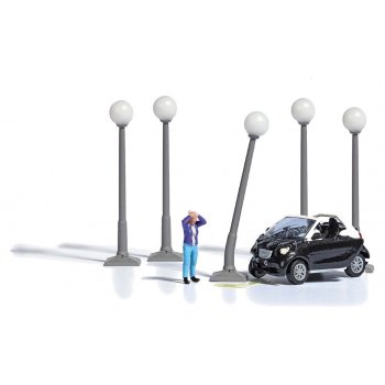 Smarter Crash - mit gecrashtem Smart, Kühlwasser-Fleck, 5 Straßenleuchten (unbeleuchtet) und entsetzter Fahrerin