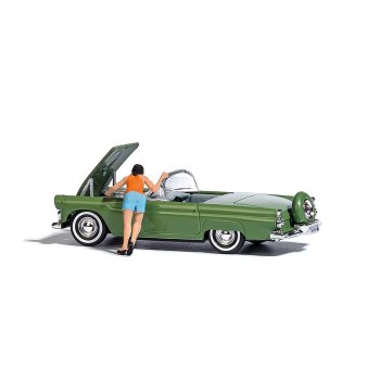 Motorshow, 1950er Jahre Ford Thunderbird Cabrio mit geöffneter Motorhaube und Motorennachbildung, mit Figur