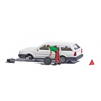 Reifenpanne, VW Passat Variant, Ersatzrad, Wagenheber, Radkreuz und Warndreieck, Reifenpanne mit Figur