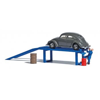Ölwechsel, Bausatz Werkstattrampe für Ölwechsel und weitere Wartungsarbeiten, mit VW Käfer, Ölauffangwanne, Ölfässern und Mechaniker