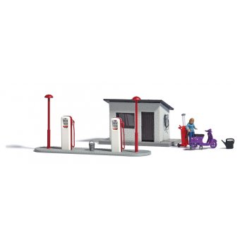 Tankstelle mit Motorroller, Bausatz für ein Tankhäuschen mit Zapfsäulen für Autos und Gemischzapfsäule für Zweitakter, mit Motorroller, Fahrerin,